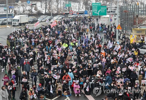 5일 대통령 관저 인근에서 보수단체가 대통령 체포 및 탄핵 반대 집회를 하고 있다.<연합뉴스>